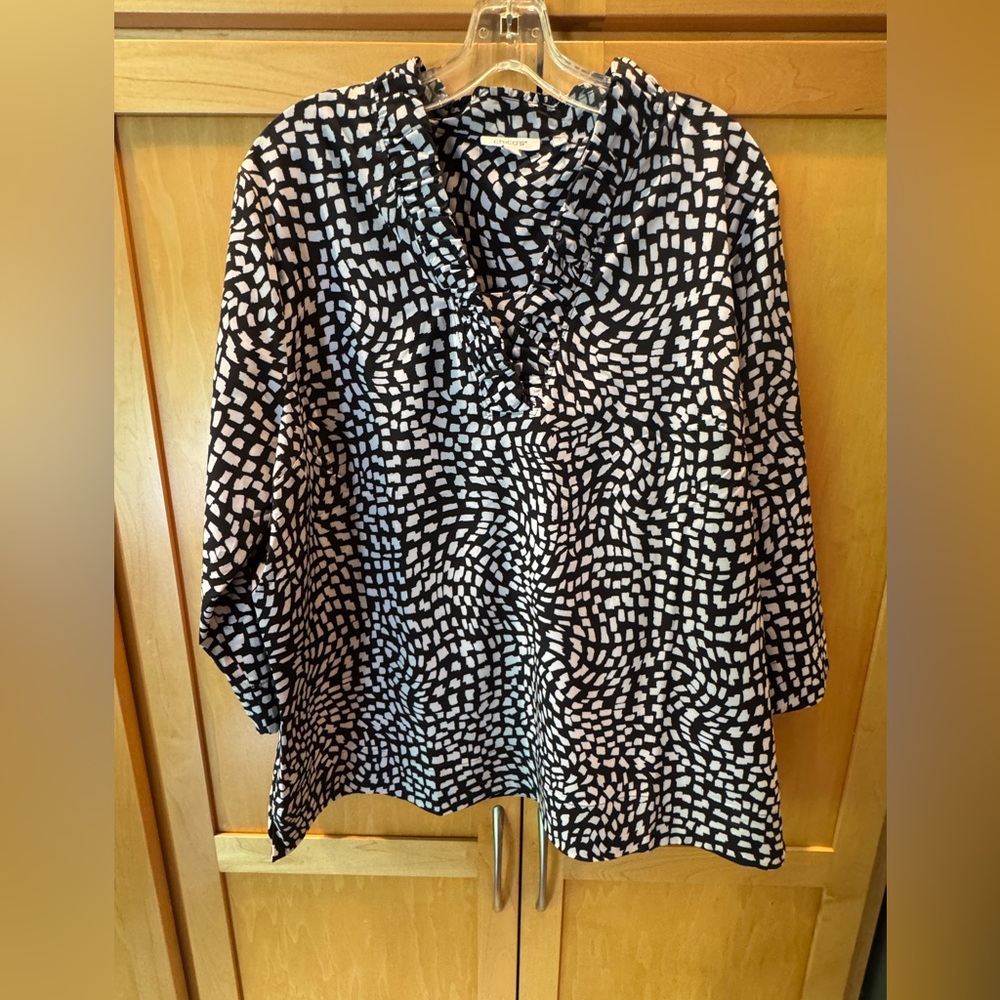 Chicos women’s light-weight top with v neck ruffle detail. Size 3 (XL)